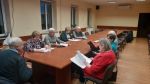 Seniorzy śpiewają na sekcji